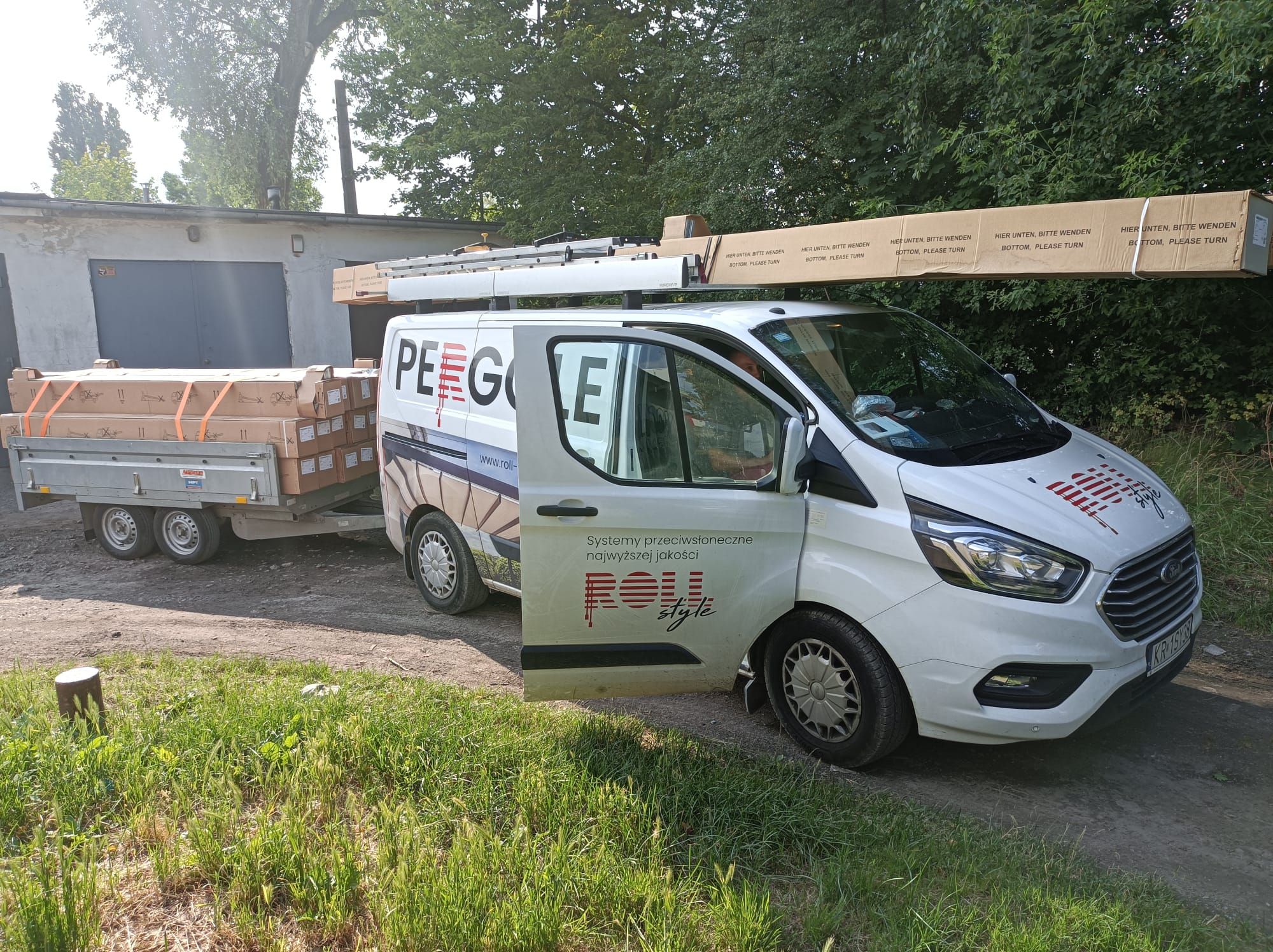 Bus firmowy Roll-Style z przyczepą pełną paczek