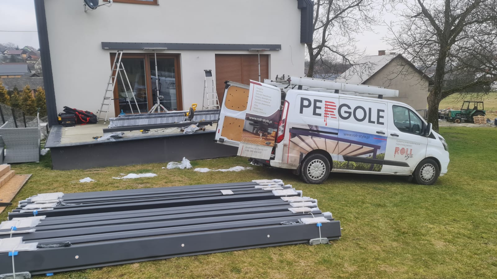 Ekipa Roll-Style podczas montażu pergoli – bus firmowy na placu budowy